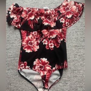 Off shoulder floral bodysuit Size M